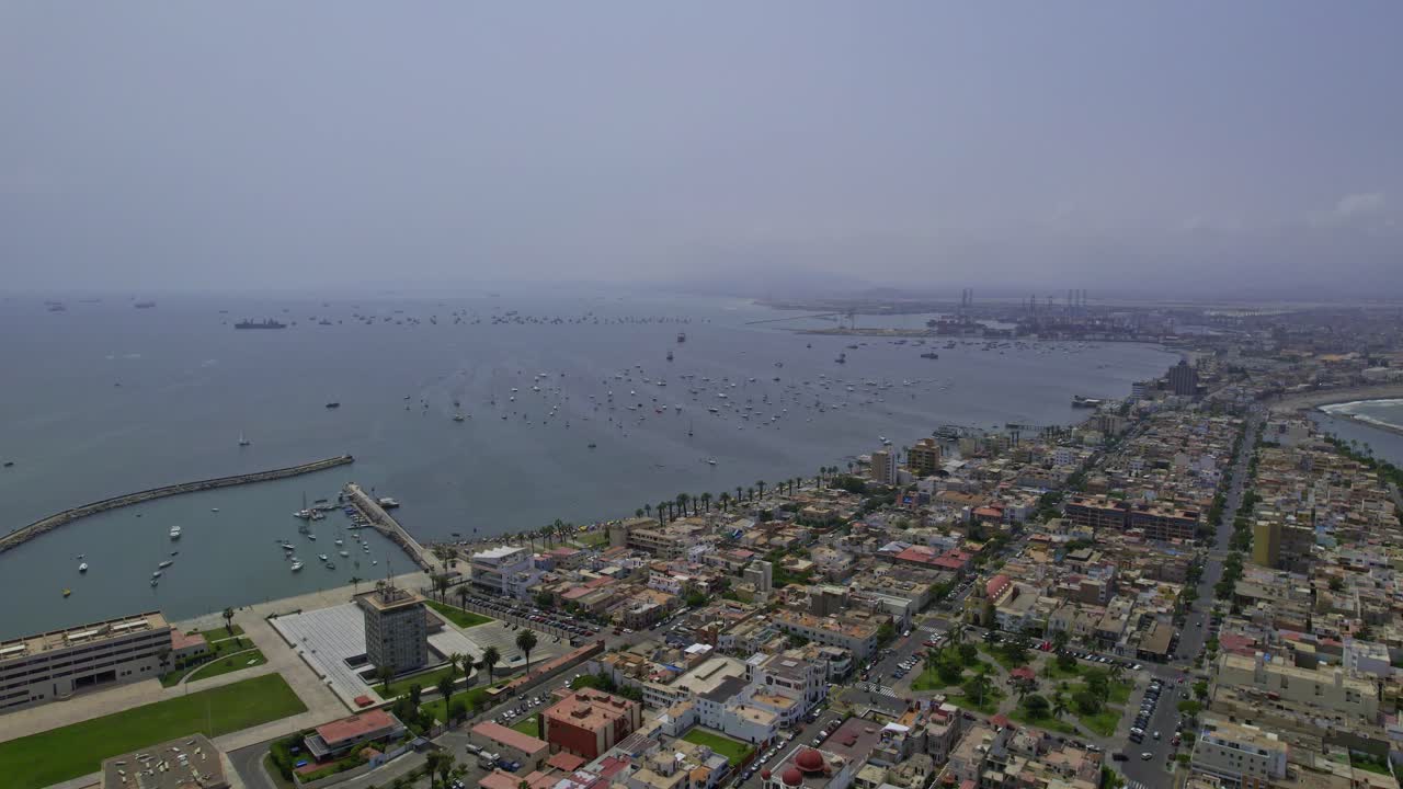 Vista aerea di città costiera, baia e porto industriale con molte imbarcazioni