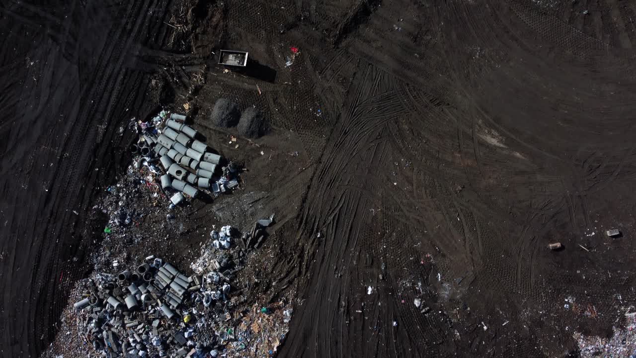 vista de arriba hacia abajo de un avión no tripulado de un vertedero en calgary, alberta