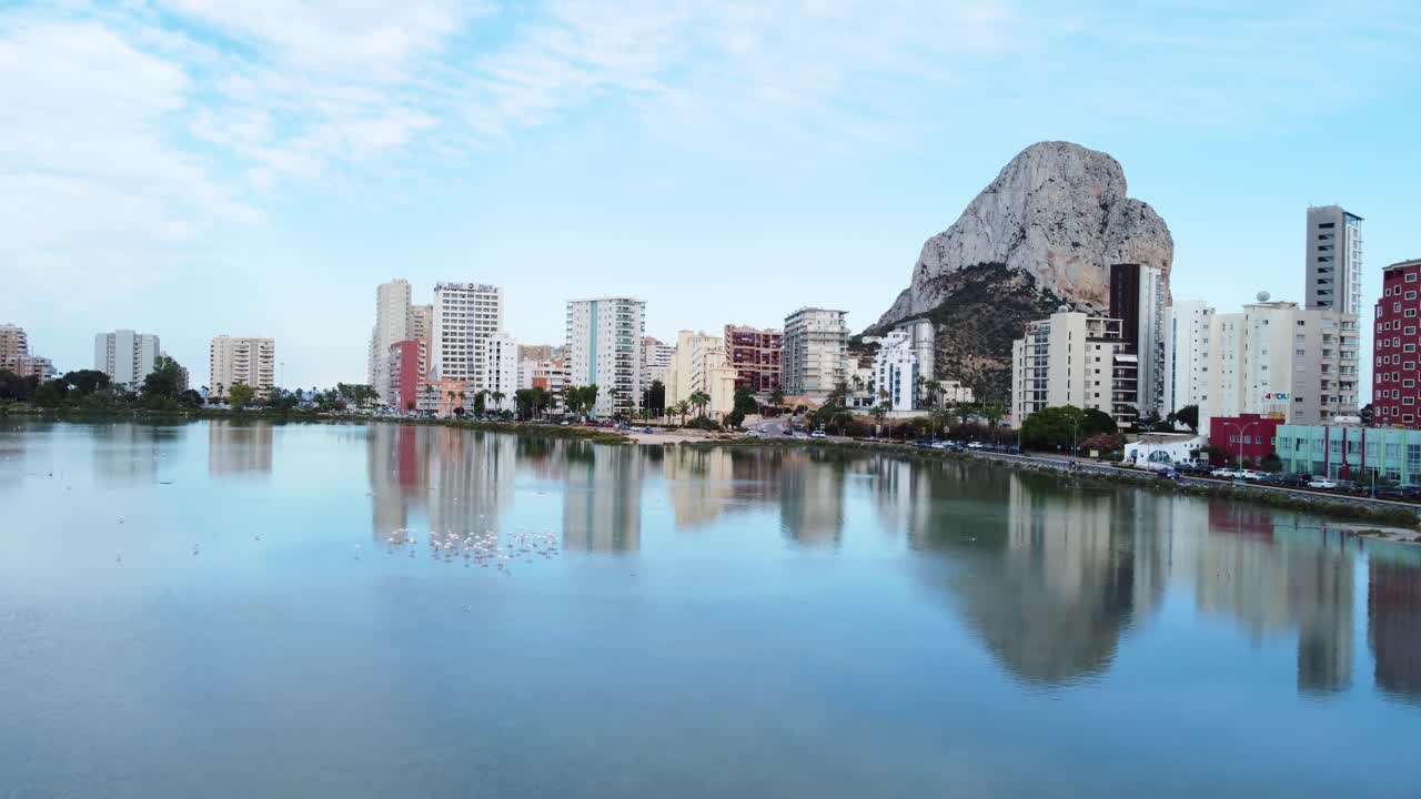 호수의 첫 번째 필드에서 호수 붐 상승 동작의 공중 캡처와 백그라운드에서 penyal d'ifac 자연 공원, 칼프, 알리칸테, 스페인