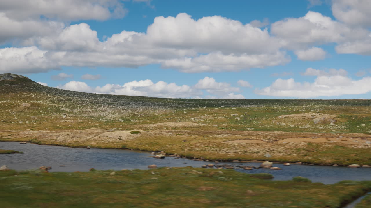 hermoso paisaje de la vista rural de noruega desde la ventana del autobús 4k video