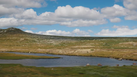 hermoso paisaje de la vista rural de noruega desde la ventana del autobús 4k video