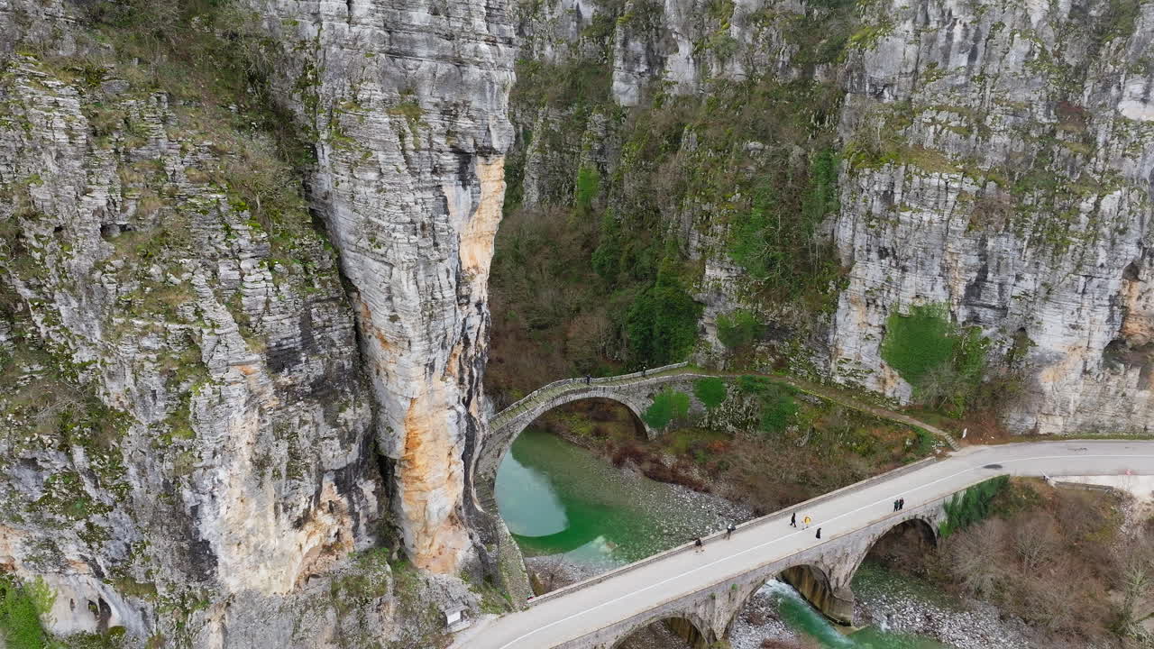 Ponte Kokkoris Noutsos, storico ponte ad arco in pietra vicino alla Gola di Vikos in Epiro, Grecia.