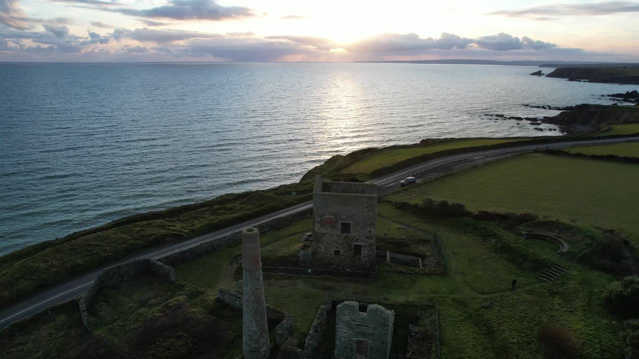 vuelo sobre la antigua mina de cobre en tankardstown, waterford al atardecer