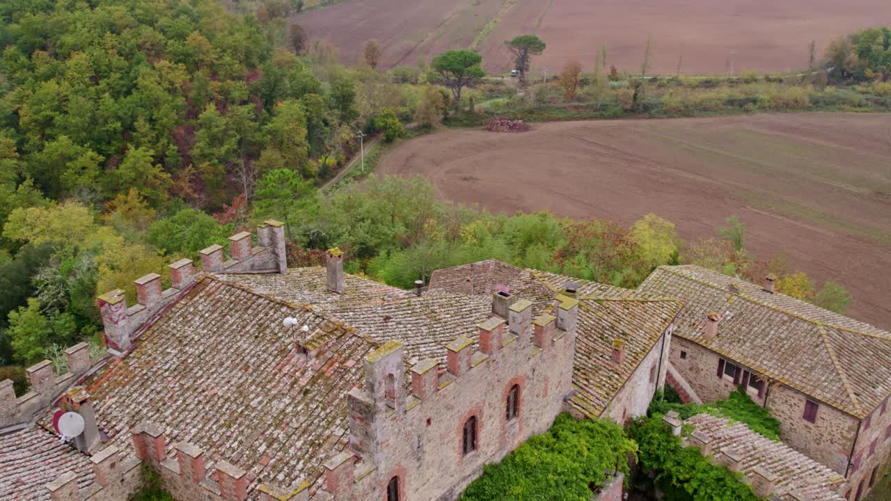 Il Castello di Montalto che risplende tra i boschi autunnali in Toscana, Italia