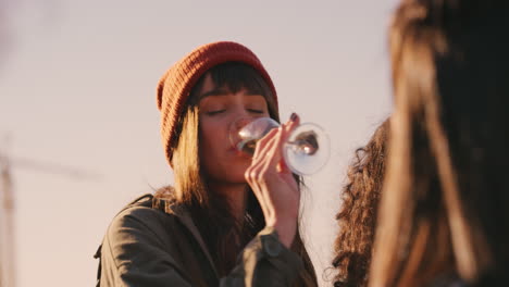 Hermosa-Mujer-Caucásica-Bebiendo-Champán-Charlando-Con-Amigos-En-La-Azotea-Disfrutando-De-Un-Fin-De-Semana-Relajado-Y-Soleado-Socializando-Con-Gente-Diversa