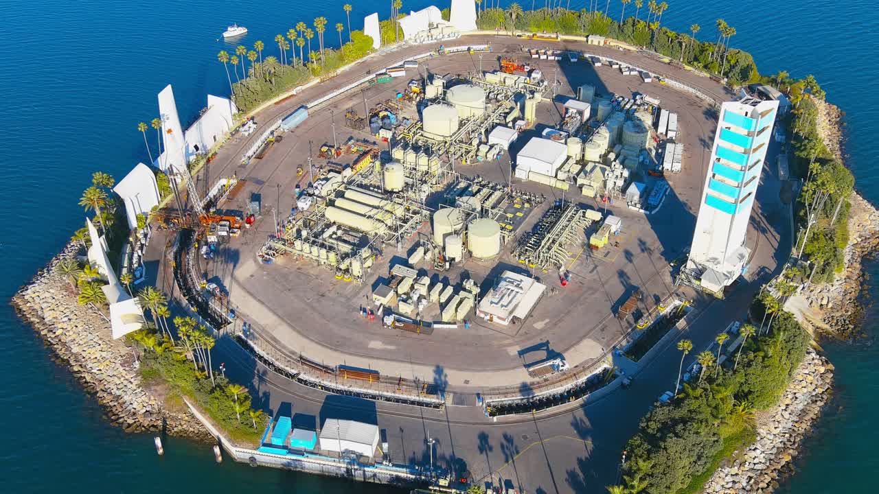 롱 비치 석유 정유소 섬 | 공중 촬영 | 늦은 오후 조명