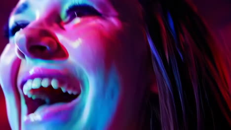 retrato en primer plano de una mujer con una brillante iluminación de neón