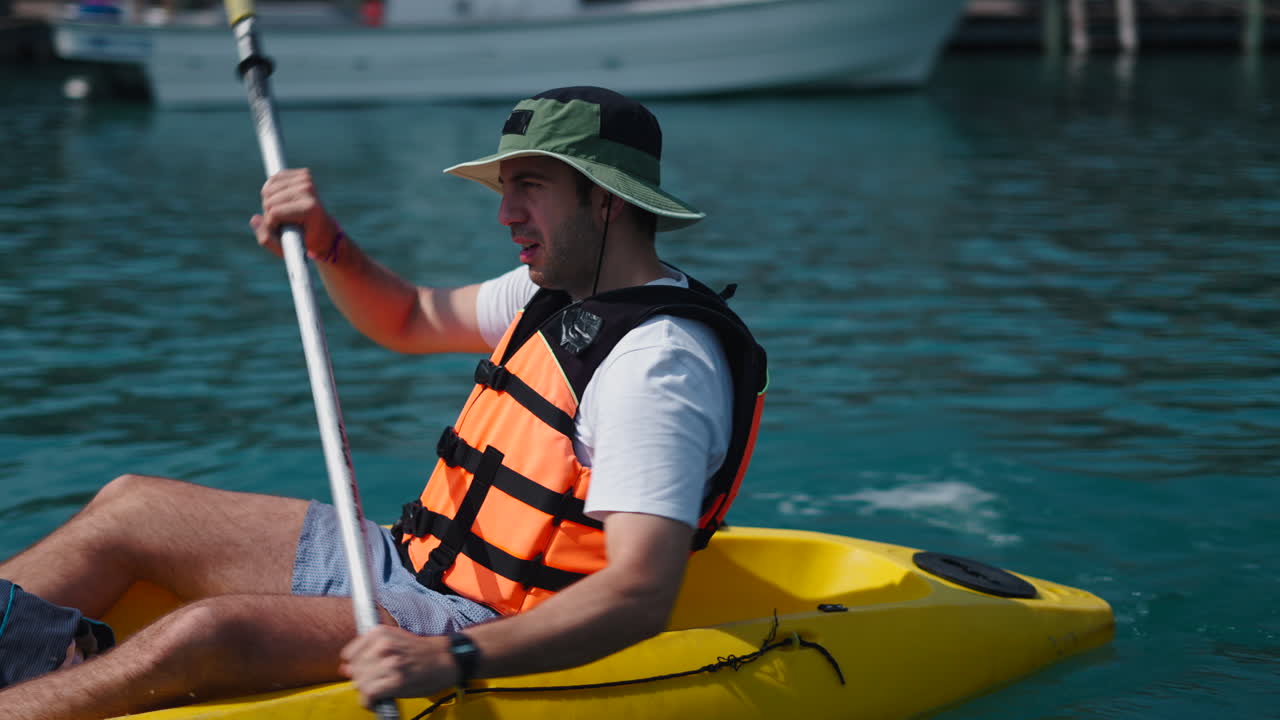Persone che vanno in kayak sul mare
