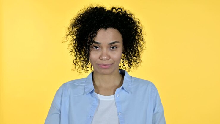 Portræt af en attraktiv, afslappet afrikansk kvinde, der siger nej med fingeren.