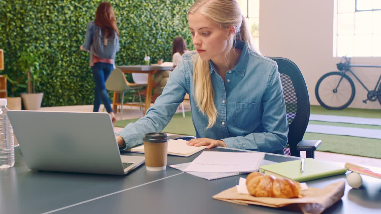 Laptop, Café und Student beim Lernen