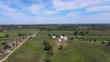 Drohnenvideo-Aus-Der-Luft-Von-Reichen,-Grünen,-Ländlichen,-Landwirtschaftlichen-Ackerland,-Mais-Und-Bohnen-Im-Mittleren-Westen-Von-Iowa