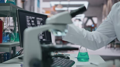 científico llenando a mano una pipeta de un frasco haciendo un experimento de laboratorio de cerca