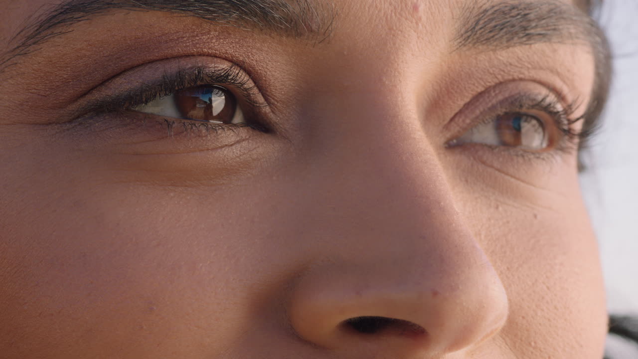 cerca ojos hermosos mujer hispana mirando la vista del océano disfrutando de la belleza natural contemplando el futuro disfrutando de la libertad