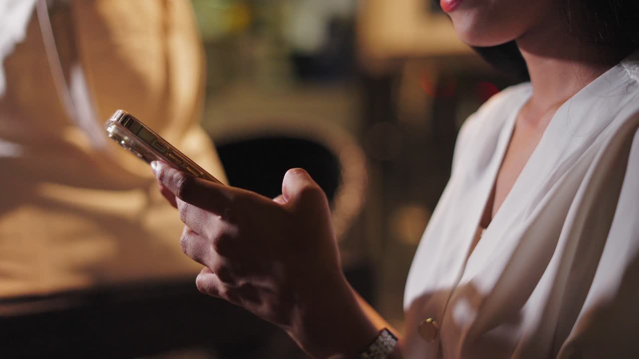 Donna che usa lo smartphone in un caffè