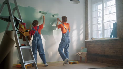 Pareja-Joven-Haciendo-Reformas-En-El-Interior-De-La-Casa.-Pintura-Familiar-En-Apartamento-Nuevo.