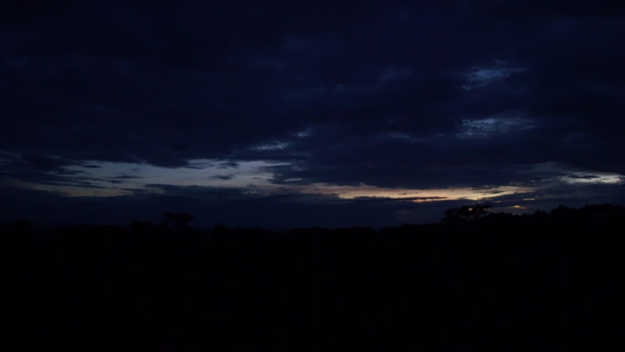 Inclinazione della telecamera verso il basso su un tramonto nuvoloso in una splendida valle a Veracruz, Messico.