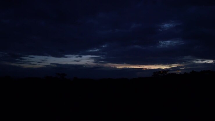 Inclinazione della telecamera verso il basso su un tramonto nuvoloso in una splendida valle a Veracruz, Messico.
