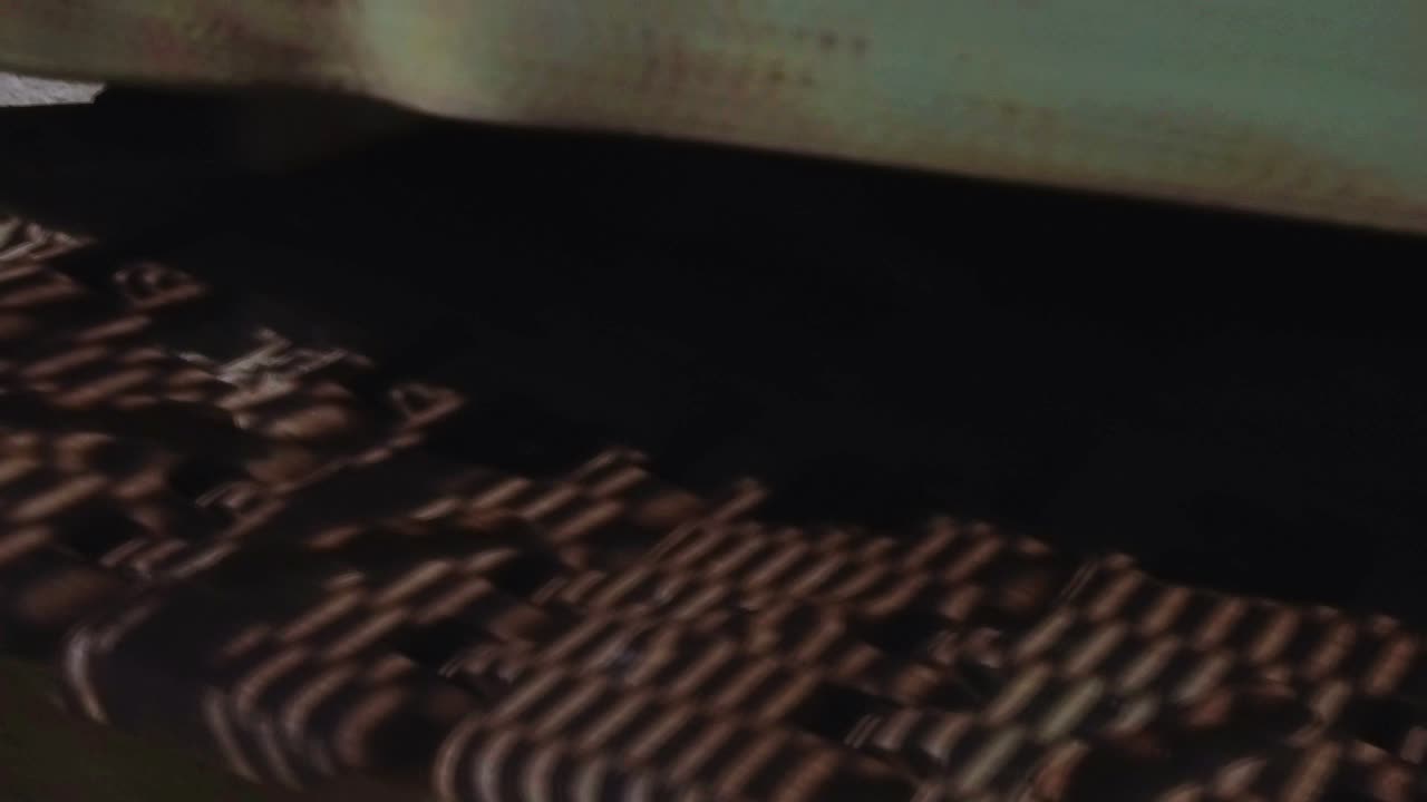 toma abstracta de maquinaria pesada vieja oxidada, toma de cardán suave, cámara lenta cinematográfica