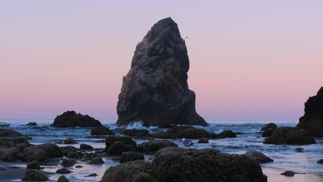 Toma-Amplia-En-Cámara-Lenta-De-La-Pila-De-Mar-En-La-Costa-De-Oregón