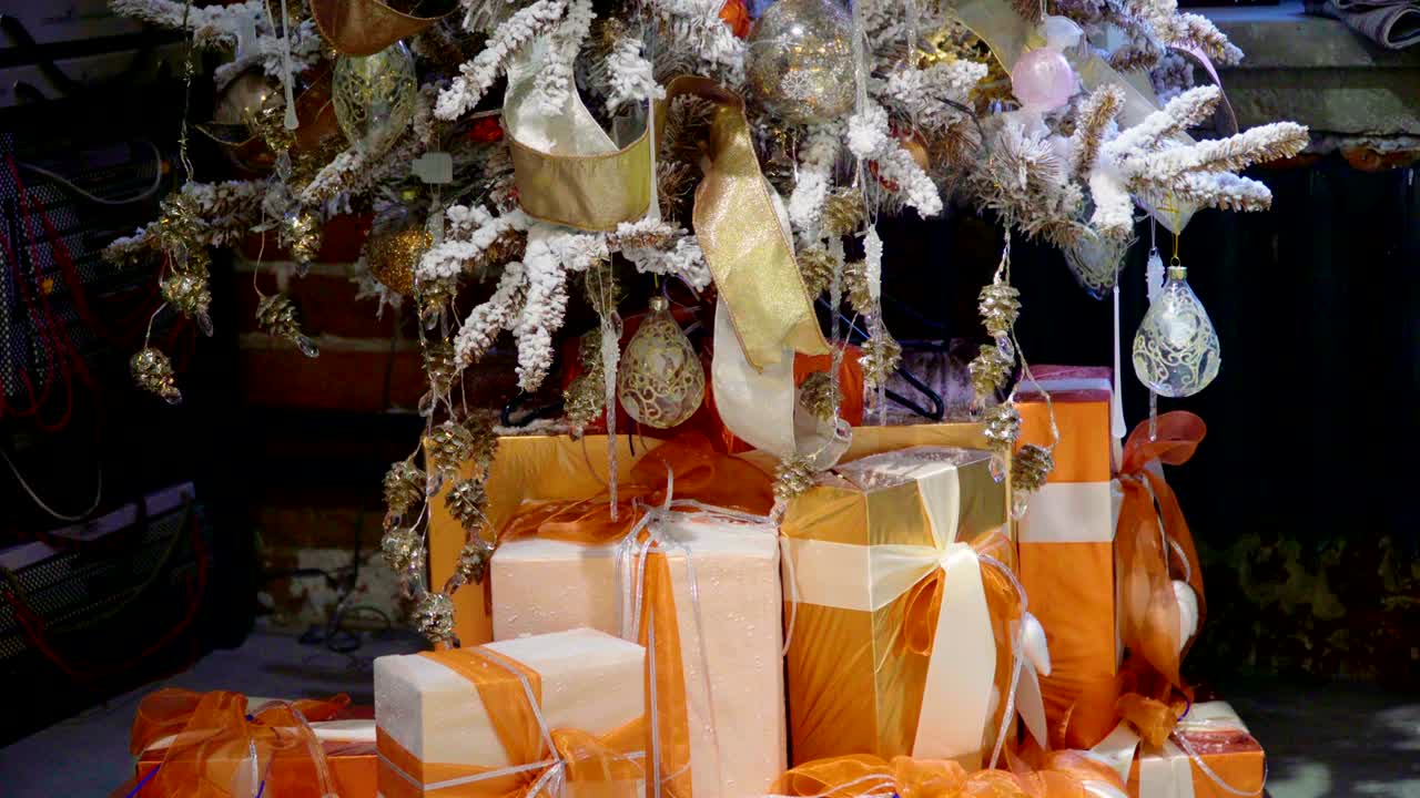 색 크리스마스 트리 클로즈업, 아름다운 장식, 나무 에 있는 선물