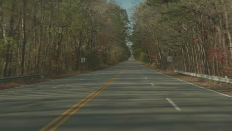 Eine-Vierspurige,-Von-Herbstbäumen-Gesäumte-Autobahn-Hinunterfahren