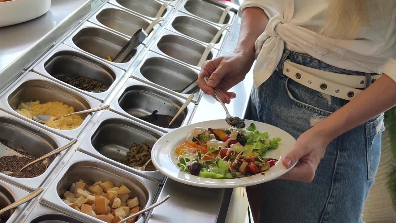 mujer en un bar de ensaladas