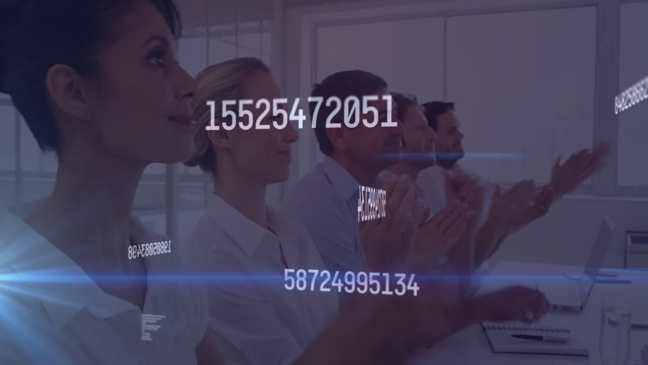 animación del procesamiento de datos sobre diversas personas de negocios que trabajan en la oficina