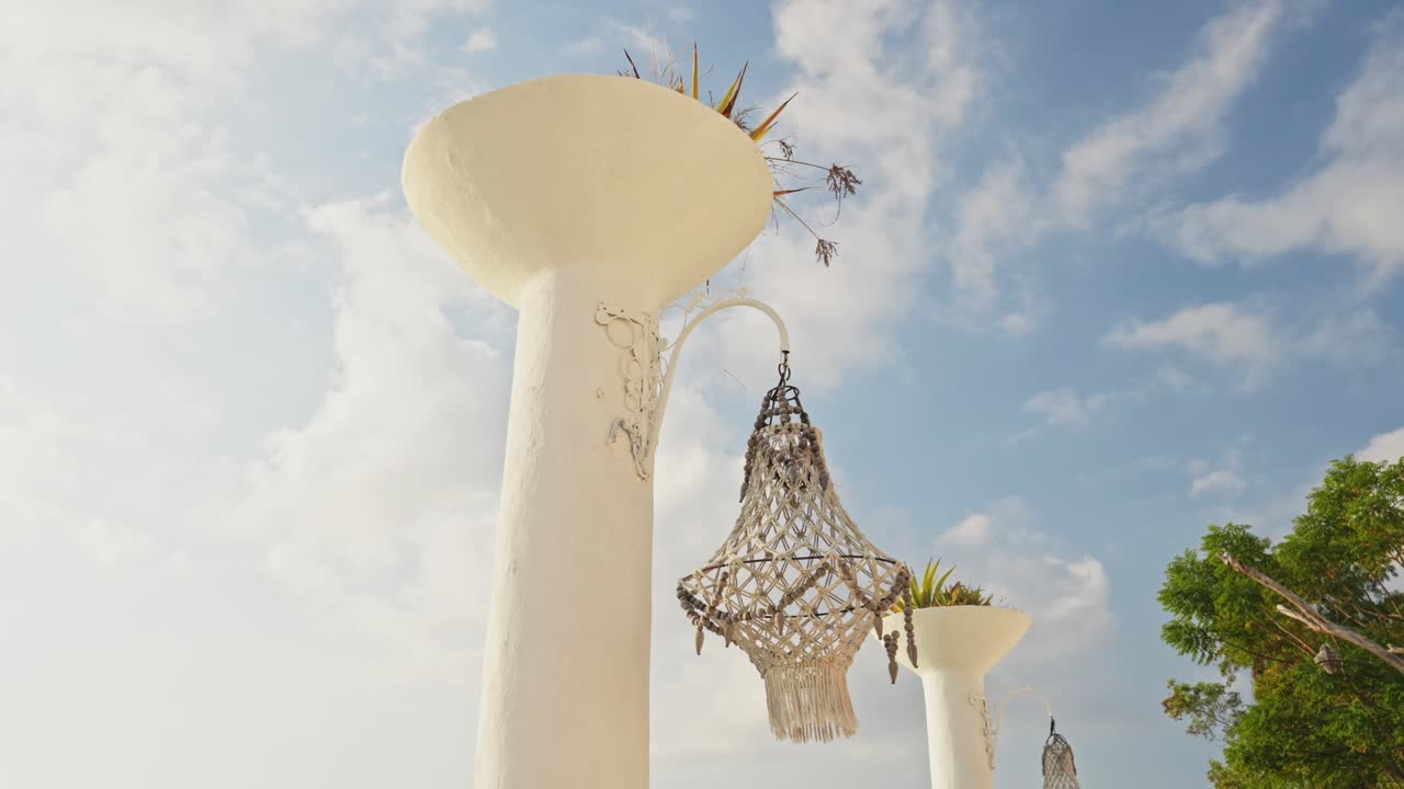 일몰 에 매달린 정원 과 함께 야외 캔들라브라