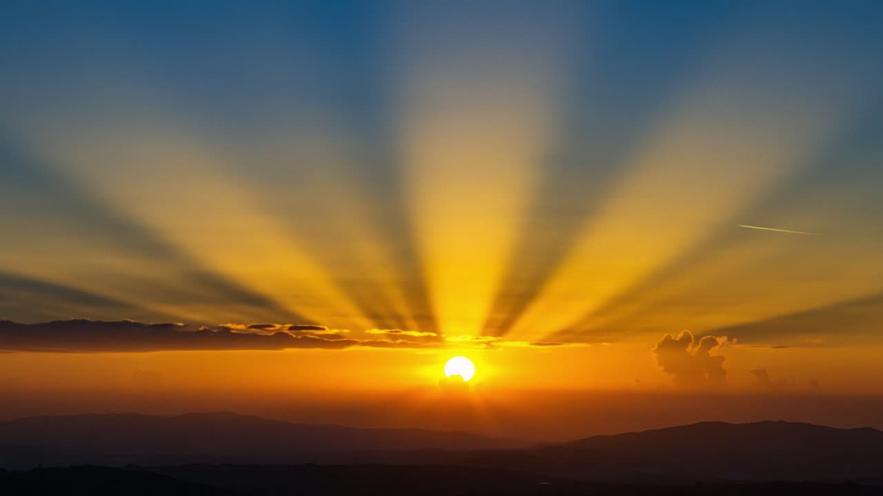 Breathtaking Sunset Overhead: A Colorful Display of Nature's Beauty with Radiant Rays Spreading Across the Horizon, Filling the Sky with Warm Colors and Tranquility