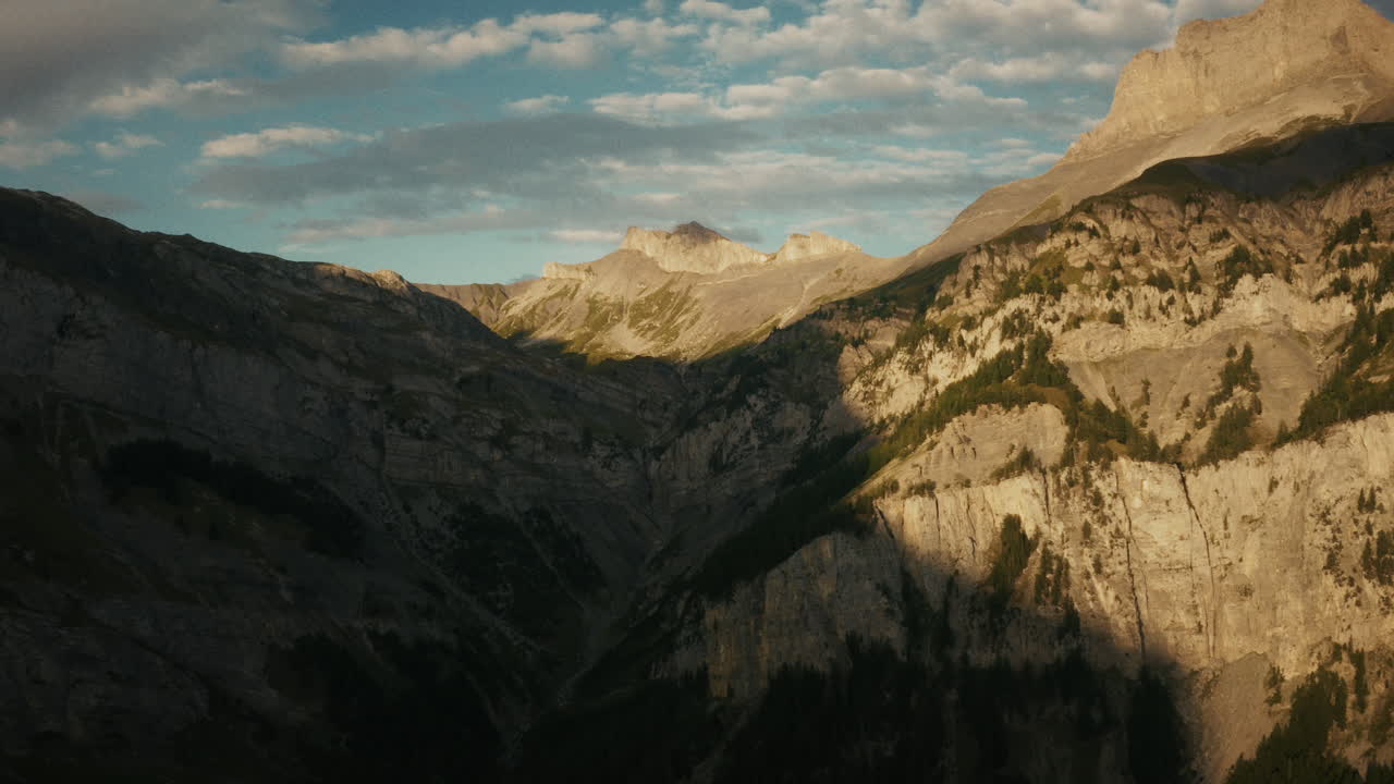 el atardecer del valle alpino