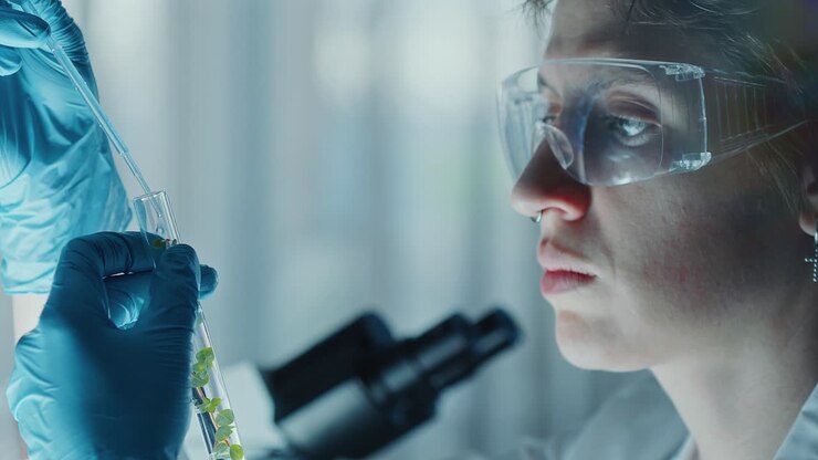 Scienziato che conduce un esperimento botanico in un laboratorio
