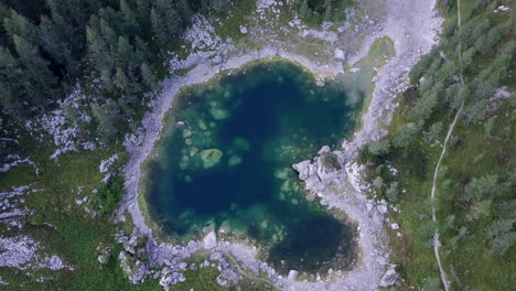 vista aérea de un lago de montaña