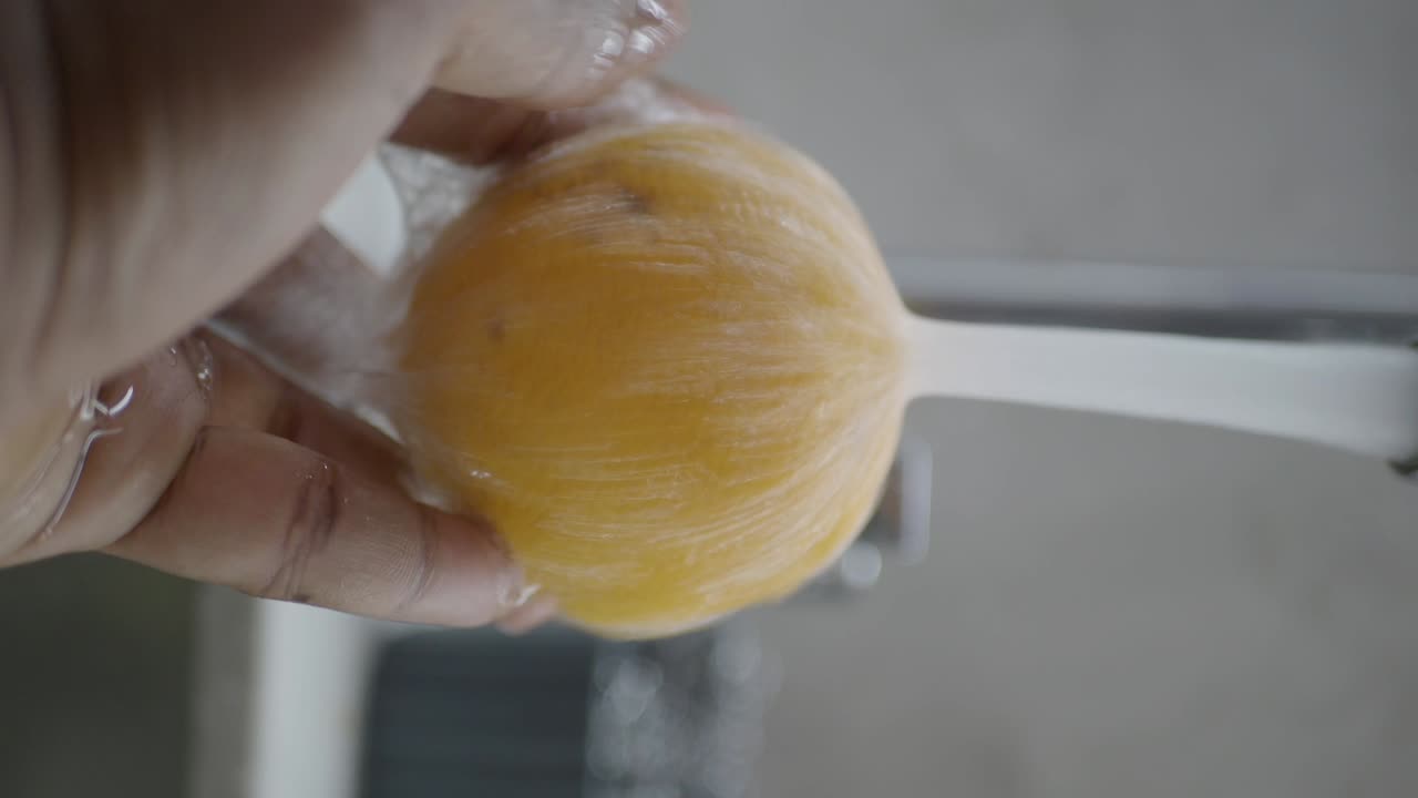 Washing a Lemon