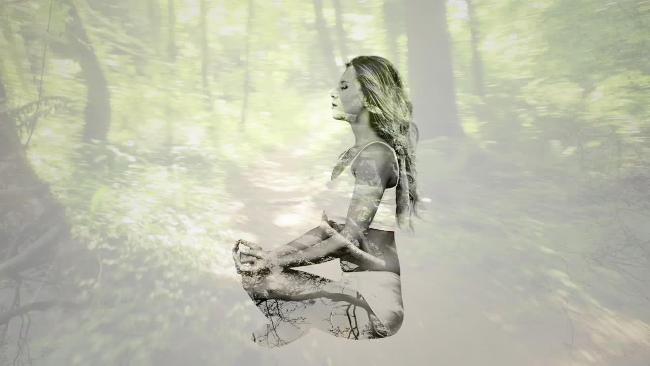 mujer meditando con el bosque