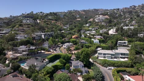 Casas-De-Alta-Gama-En-Las-Famosas-Calles-De-Pájaros-En-West-Hollywood,-California---Paralaje-Aéreo