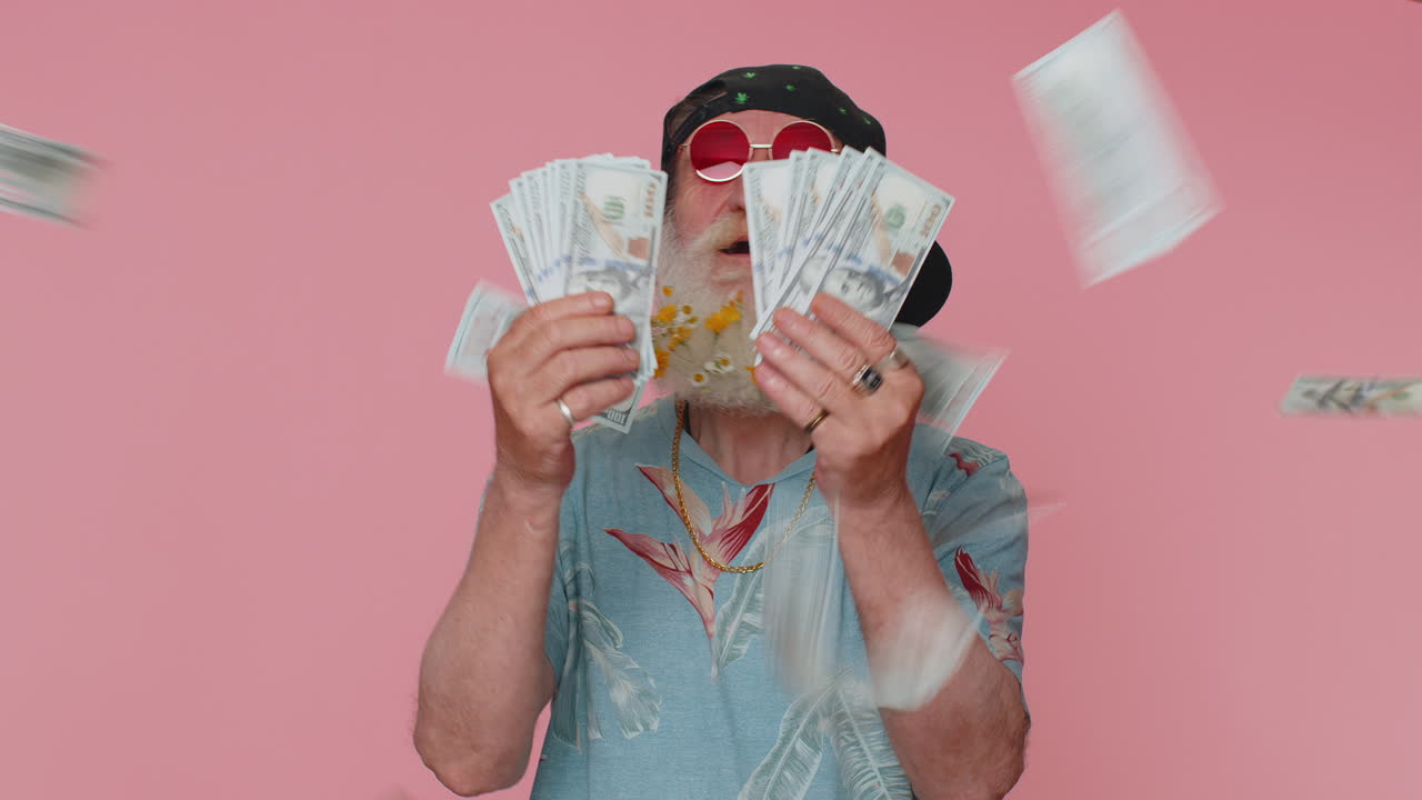 Uomo anziano ricco sventola banconote in dollari, successo nella carriera, vincitore della lotteria, grandi guadagni, ricchezza