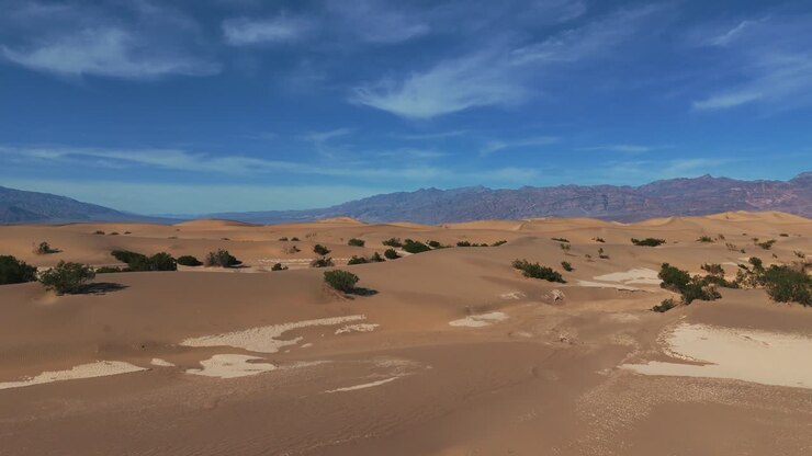 Deserto di dune di sabbia nel Parco Nazionale della Valle della Morte in Nevada e California, paesaggio naturale suggestivo