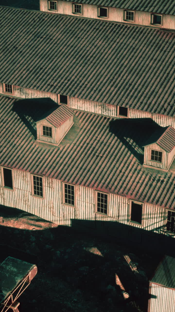 vista aérea de un antiguo edificio industrial con un techo de metal