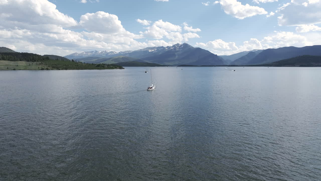 fotografía de drones de barcos navegando en el tranquilo lago dillon water, colorado ee.uu. en la temporada de verano