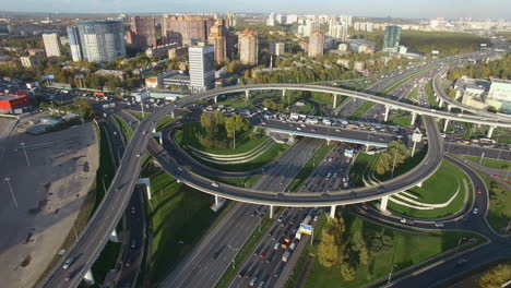 Luftaufnahme-Der-Moskauer-Stadtlandschaft-Mit-Belebten-Verkehrsknotenpunkten-In-Russland