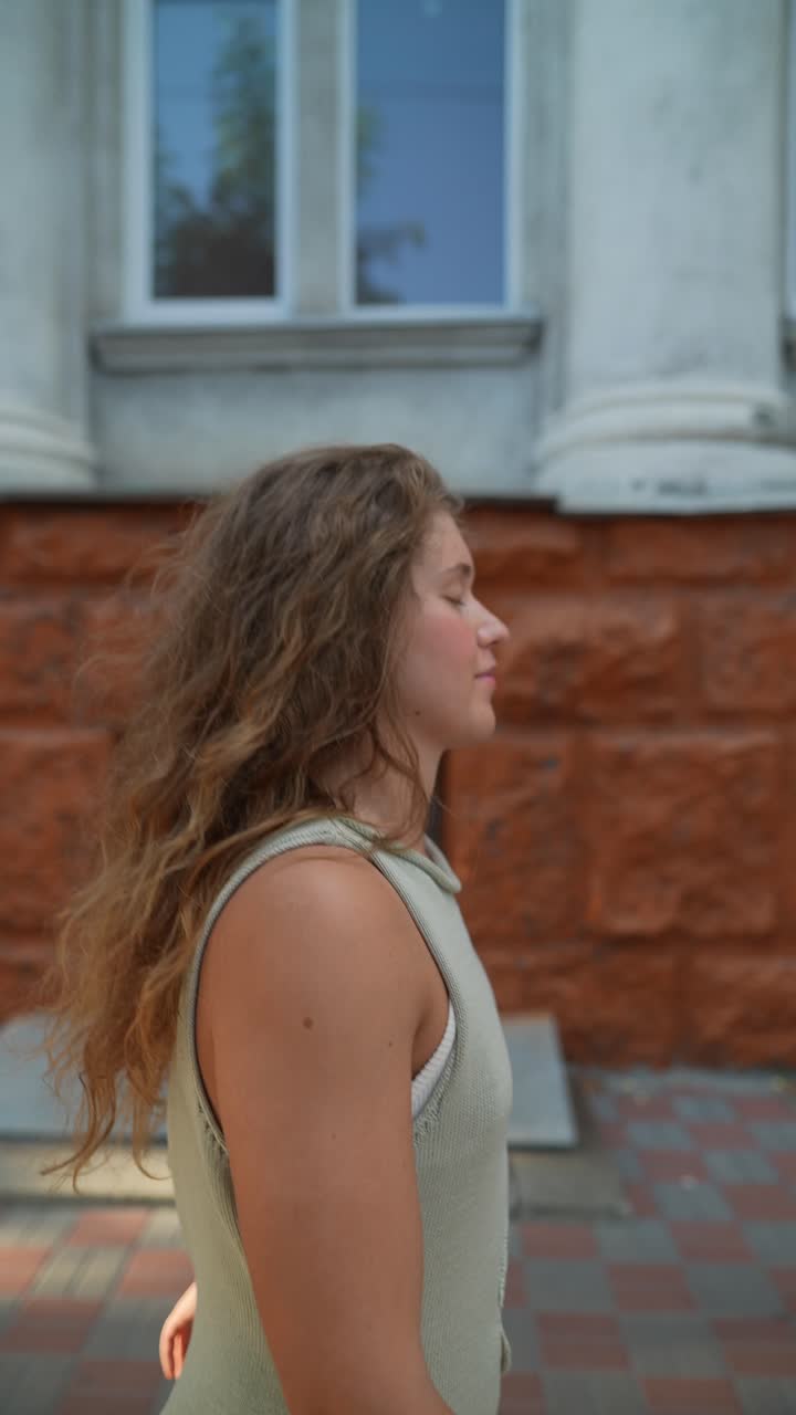 Mulher a caminhar pela cidade.