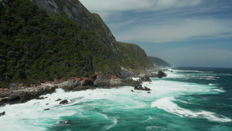 Meereswellen-Brechen-Gegen-Die-Felsige-Küste-Des-Tsitsikamma-Nationalparks-In-Südafrika