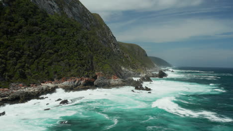 Olas-Del-Mar-Rompiendo-Contra-La-Costa-Rocosa-Del-Parque-Nacional-Tsitsikamma-En-Sudáfrica