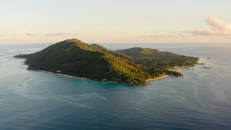 vista de pájaro de una hermosa isla remota situada en el medio del océano índico