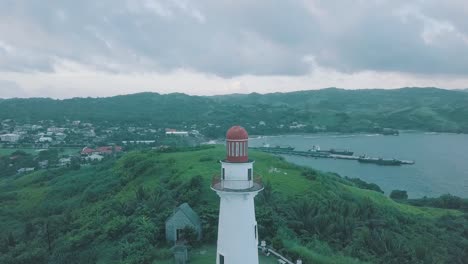 Filmisches-Drohnen-Luftvideo-Eines-Romantischen-Leuchtturms-Von-Basco-Batanes-Auf-Den-Philippinen