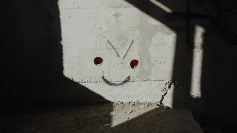 Juego-De-Sombras-De-Graffiti-Sonriente-En-Una-Pared