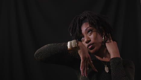 retrato de jóvenes mujeres afroamericanas sensuales con fondo negro