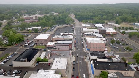 Innenstadt-Von-Niles,-Michigan-Mit-Drohnenvideo,-Das-Sich-Von-Links-Nach-Rechts-Bewegt