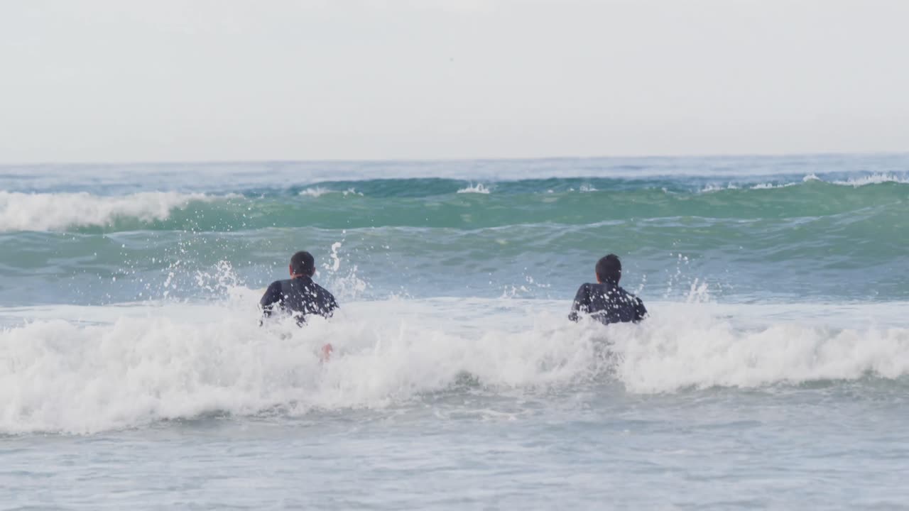 아버지 와 젊은 성인 아들 이 함께 야외 활동 을 즐기고 있다