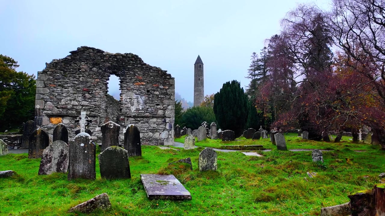 Maaginen Irlanti, tunnelmallinen talvipäivä Glendaloughissa – vanhojen raunioituneiden kirkkojen historiallinen paikka, historialliset kohteet ja vaikuttava pyöreä torni maagisessa Wicklow'ssa, Irlannissa
